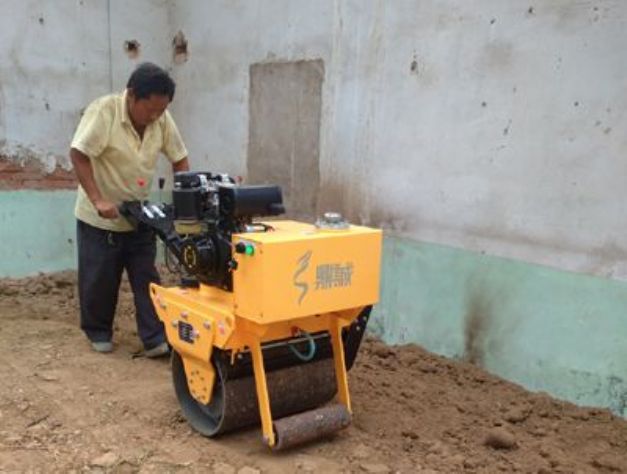 點(diǎn)擊查看詳細(xì)信息<br>標(biāo)題：手扶式單輪壓路機(jī)工作照 閱讀次數(shù)：12176