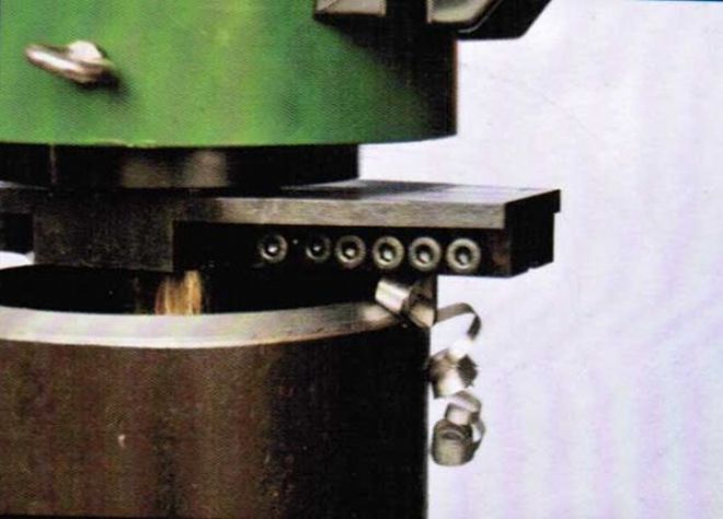 點(diǎn)擊查看詳細(xì)信息<br>標(biāo)題：管子坡口機(jī)工作照 閱讀次數(shù)：10825