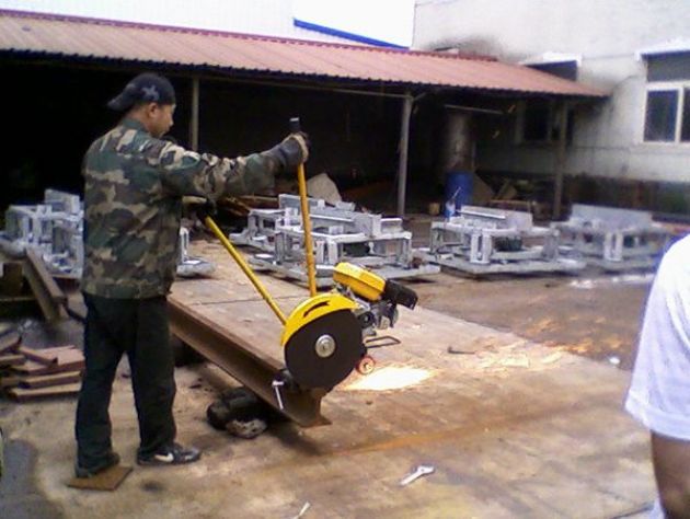 點(diǎn)擊查看詳細(xì)信息<br>標(biāo)題：內(nèi)燃鋸軌機(jī)工作照 閱讀次數(shù)：11554