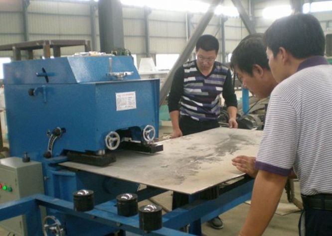 點(diǎn)擊查看詳細(xì)信息<br>標(biāo)題：固定式平板坡口機(jī)工作照 閱讀次數(shù)：10983